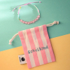 Perlenarmband Schulkind in rosa mit Säckchen in pink/weiß